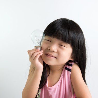 Çocuk ampul ile