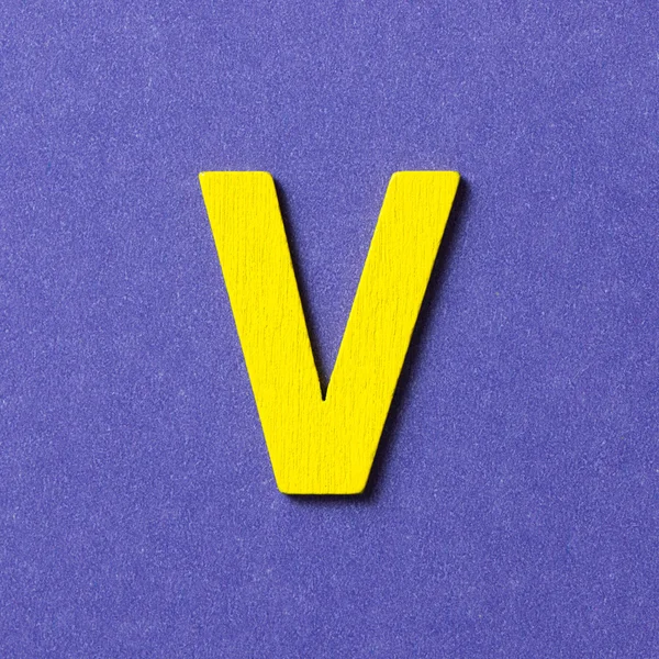 Alphabet en bois V en majuscule — Photo