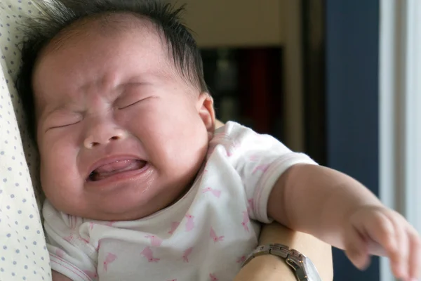 Retrato de bebé llorando — Foto de Stock