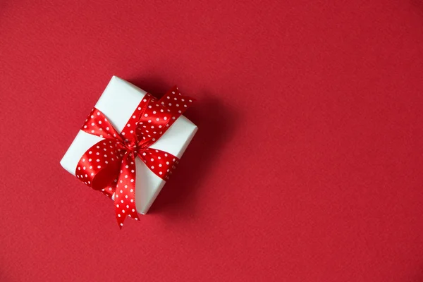 Caja de regalo con cinta roja — Foto de Stock