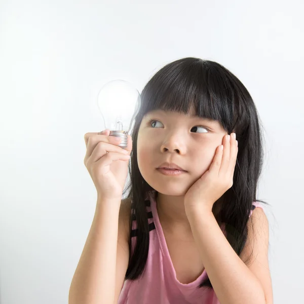 Bambino con lampadina — Foto Stock