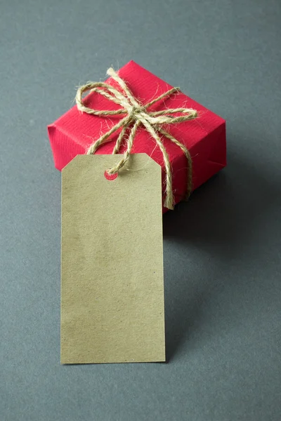 Red gift box with tag — Stock Photo, Image