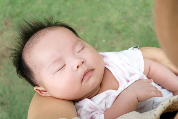 Anyja karján alvó csecsemő — Stock Fotó