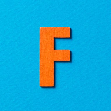 Ahşap alfabesinde F, büyük harf