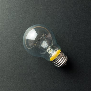 Siyah arkaplanda ampul