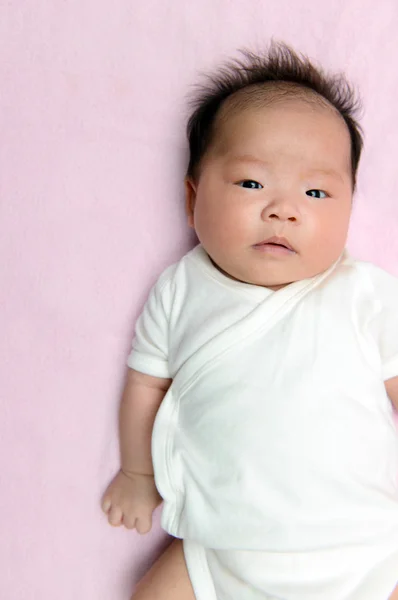 Asiático bebê na picareta fundo — Fotografia de Stock