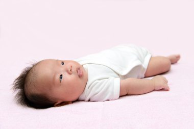 Asya bebek yatakta döşeme