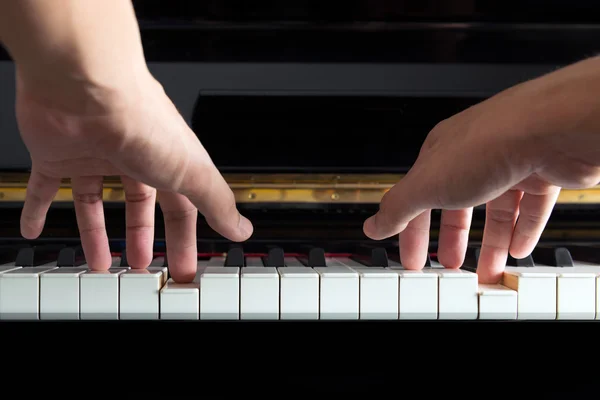 Musiker händer på piano — Stockfoto