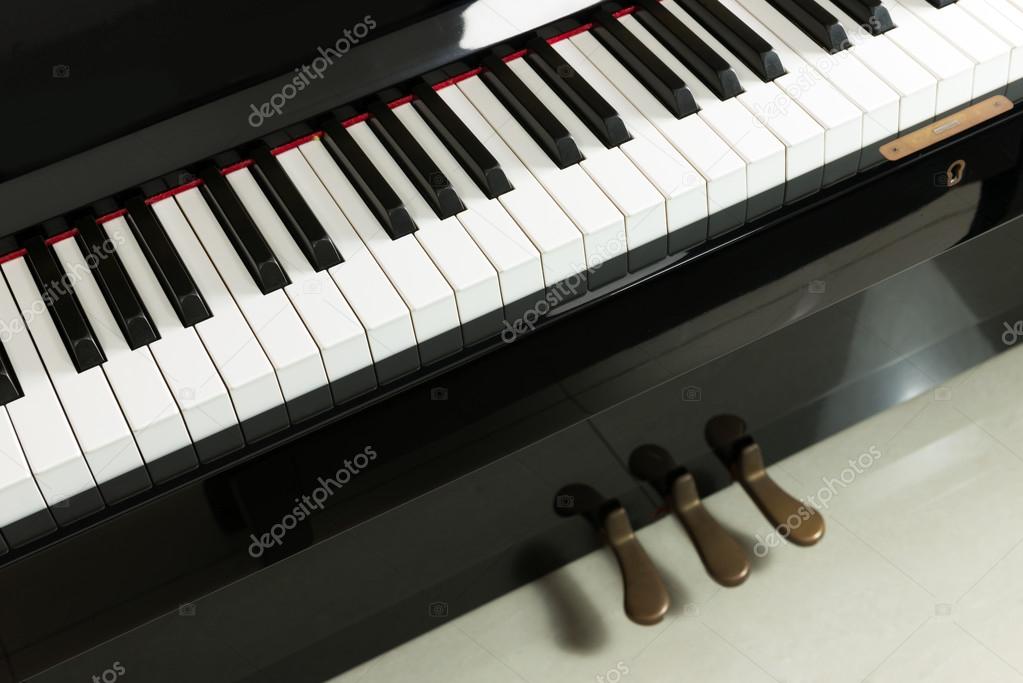 Piano keyboard with pedal