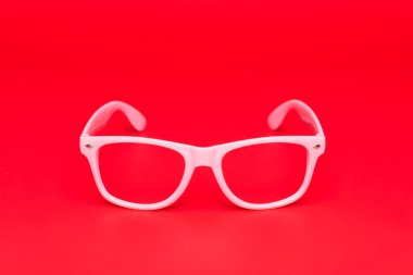 Kırmızı zemin üzerine pembe gözlük
