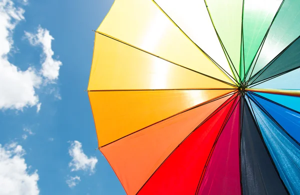 Kolorowy parasol pod błękitne niebo — Zdjęcie stockowe