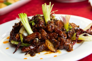 Kızarmış tavuk eti kuru biber