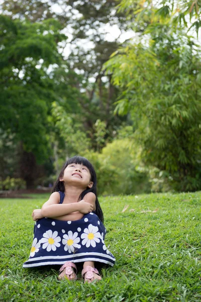 Little kid sitting in the park — Stock Photo, Image