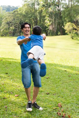 Baba oğul parkta oynuyorlar.