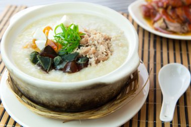 Tuzlu ve korunmuş yumurta tavuk ipi pirinç çorbası