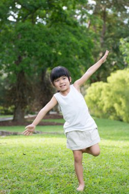 Parkta küçük Asyalı çocuk