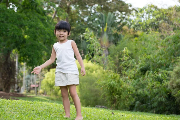 Petit enfant asiatique dans le parc — Photo