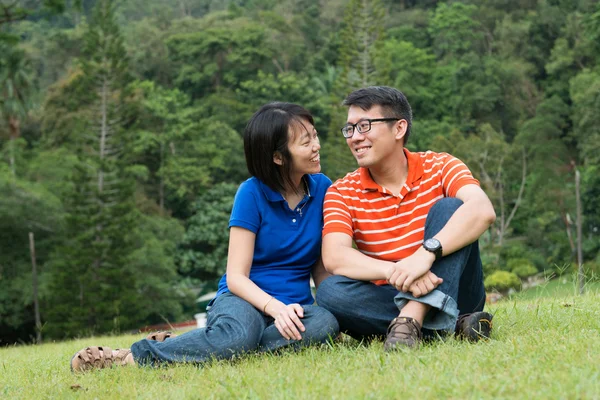 Loving couple in the park — Stock Photo, Image