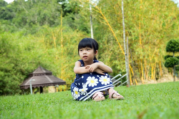 Kis gyerek ül a parkban — Stock Fotó