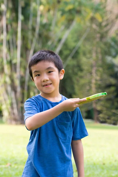 Mały chłopiec gry frisbee — Zdjęcie stockowe