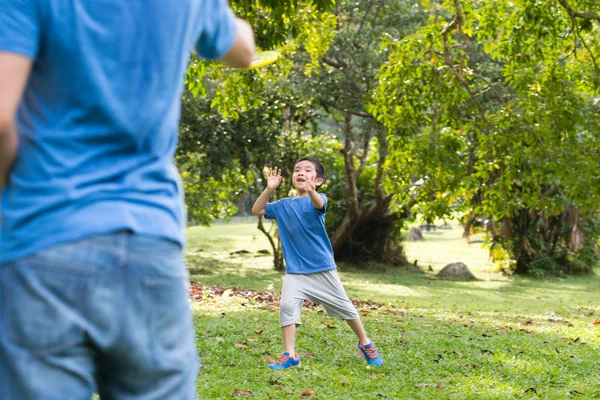 Kisfiú, játék frisbee — Stock Fotó