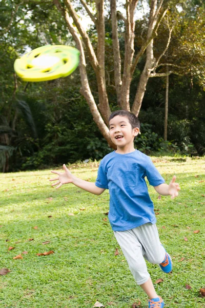 Mały chłopiec gry frisbee — Zdjęcie stockowe