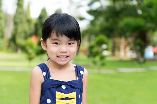 Маленька азіатська дівчина в парку — стокове фото
