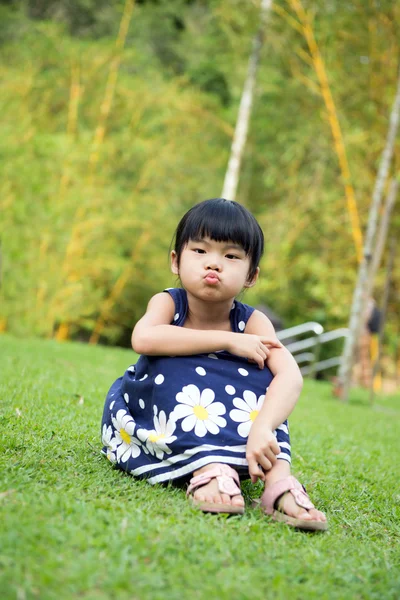 Маленька дитина сидить у парку — стокове фото
