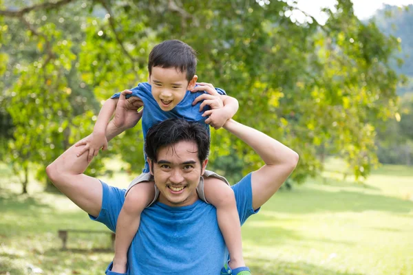 Vader en zoon in het park — Stockfoto