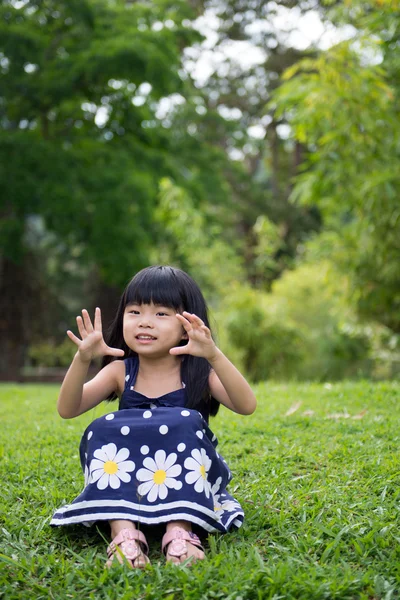 Parkta oturan küçük bir çocuk — Stok fotoğraf