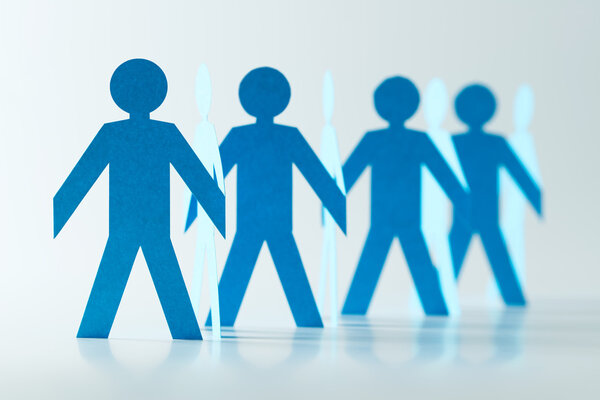 Вырезанные из бумаги люди
