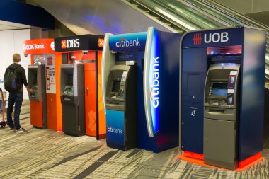 Çeşitli ATM'ler Singapur Changi Uluslararası Havalimanı'nda banka