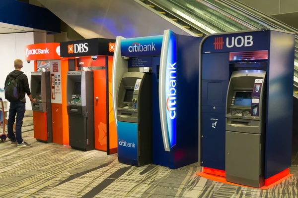 Vários caixas eletrônicos bancários no aeroporto internacional de Singapura Changi — Fotografia de Stock