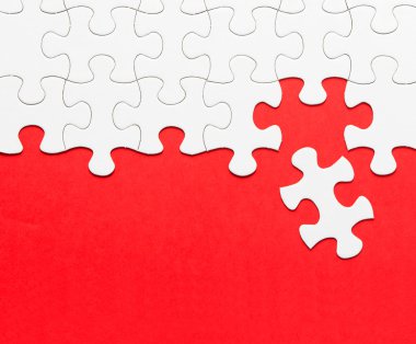 Kırmızı zemin üzerine beyaz jigsaw puzzle