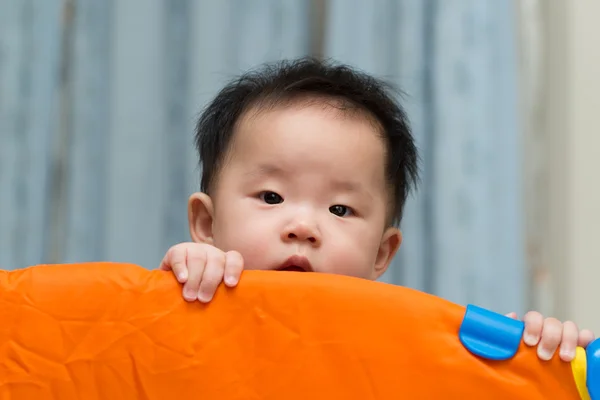 Asiática bebé en playpen —  Fotos de Stock