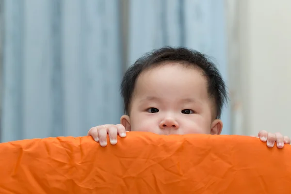 Asiático bebê no playpen — Fotografia de Stock