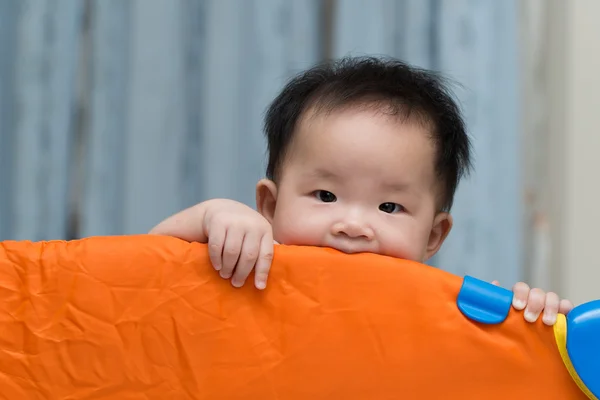 Asiático bebê no playpen — Fotografia de Stock