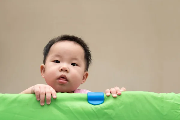 Азіатський дитину в дитячий манеж — стокове фото