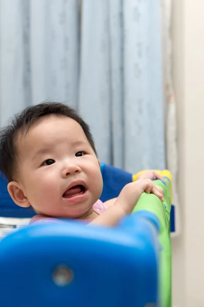 Aziatische baby in kinderbox — Stockfoto