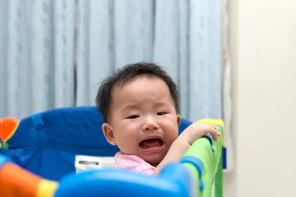 Aziatische baby in kinderbox — Stockfoto