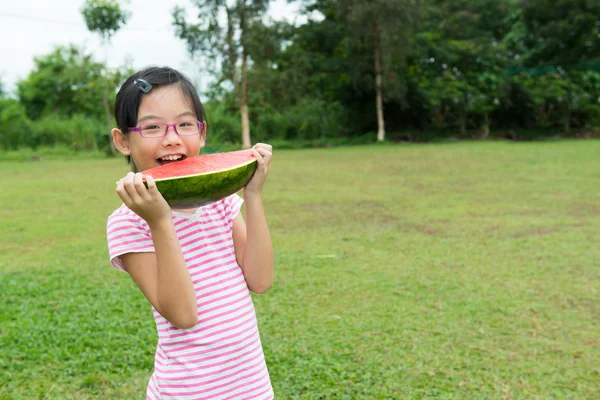 Kind mit Wassermelone — Stockfoto
