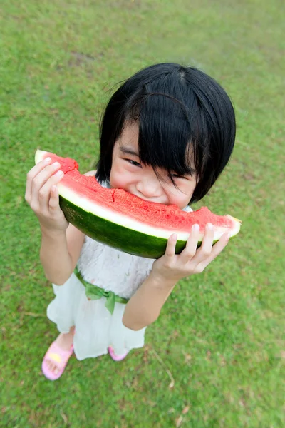 Asiático niño comiendo sandía — Foto de Stock