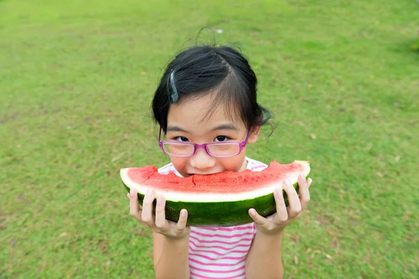 Азиатский ребенок ест арбуз — стоковое фото