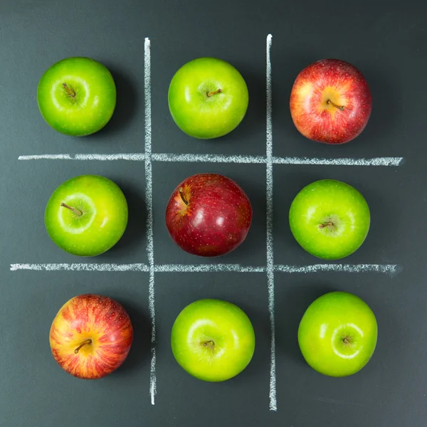 Tic Tac Toe Spiel mit Äpfeln — Stockfoto