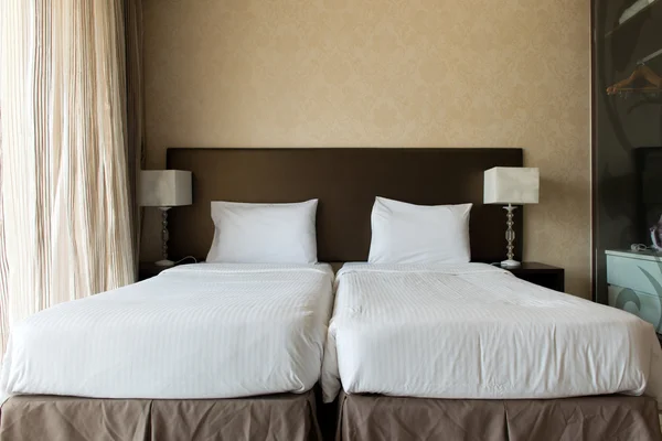 Две кровати в спальне отеля — стоковое фото