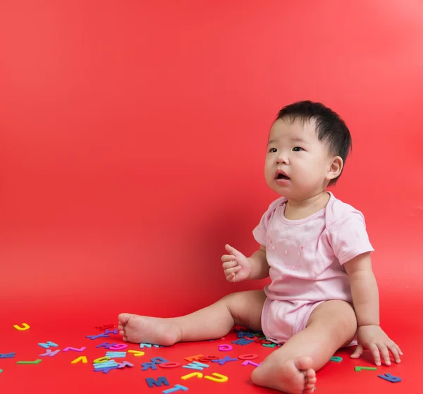 Bambino asiatico con alfabeti in legno — Foto Stock