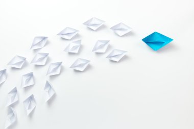 Kağıt gemi ile resimli liderlik kavramı