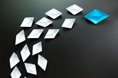 Kağıt gemi ile resimli liderlik kavramı