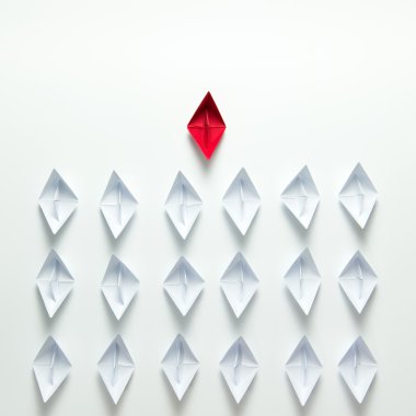 Kağıt gemi ile resimli liderlik kavramı