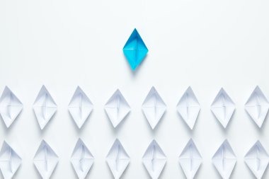 Kağıt gemi ile resimli liderlik kavramı